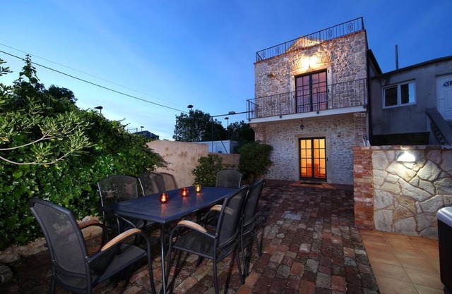 Maison en pierre rénovée de 4 pièces avec taverne, 240 m2 sur 3 niveaux.