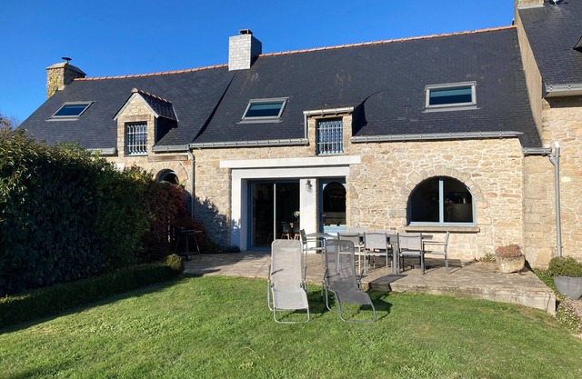 Charme ancien revisité : Gîte spacieux avec grand jardin, équipements complets, près de Guérande.