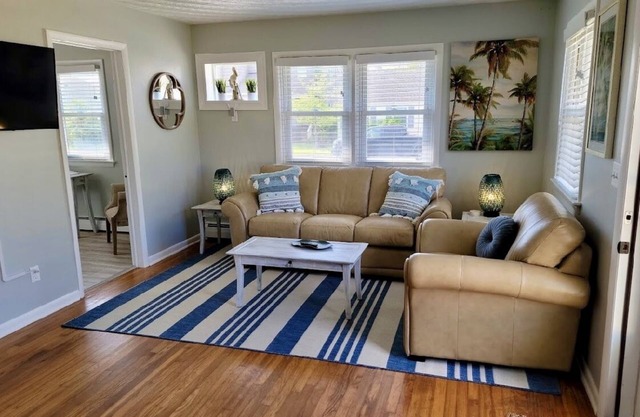 Renovated 2 Bedroom, near VB Vibe district, walk to the beach!