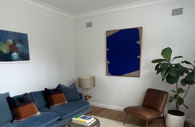 Renovated 2 bedroom apartmeant 10 minute walk to park and short walk to beach.