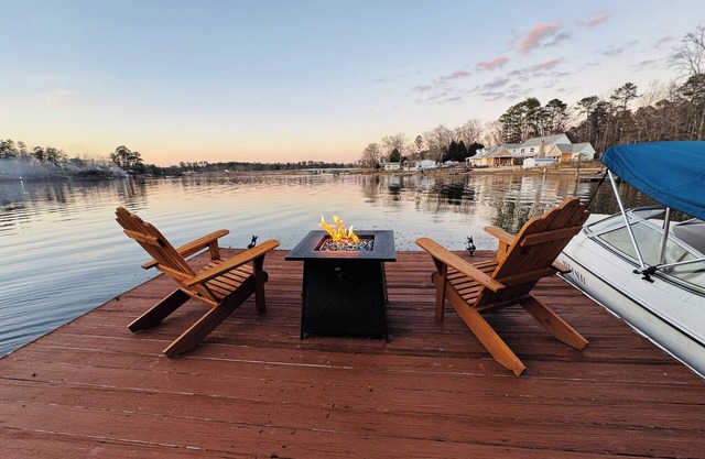 Charming 2-bedroom house on beautiful Lake Murray. Bring Your Fishing Rod