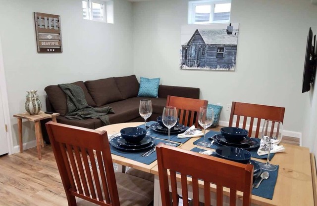 Renovated 2BR flat near Red Rock/Rocky Mt/DT-15min
