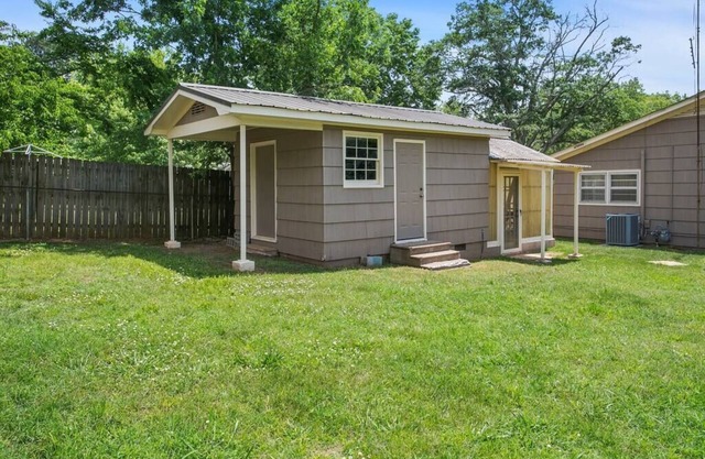 Renovated 3BD/2BA Home in Decatur, AL. All New Furniture with Big Yard