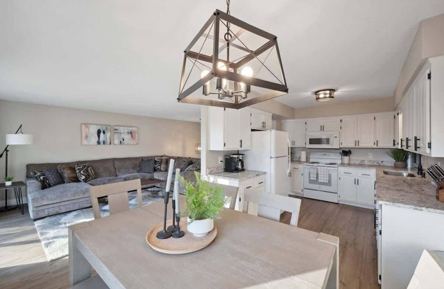 Renovated 3BR 1.5BA King beds, Central Location!