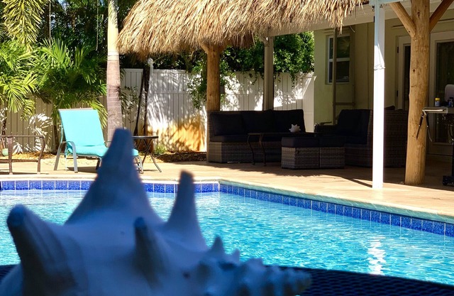 Nouveau sur le marché! 3BR / 2BA rénové avec grande piscine d'eau de mer chauffée et bar tiki