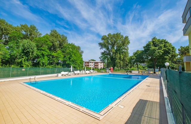 Appartement rénové avec place de parking dans résidence avec piscine