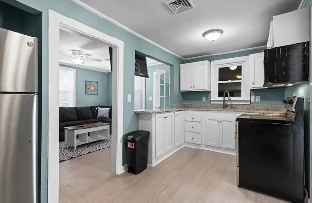 Renovated-Beach Bungalow-Walk to Beach