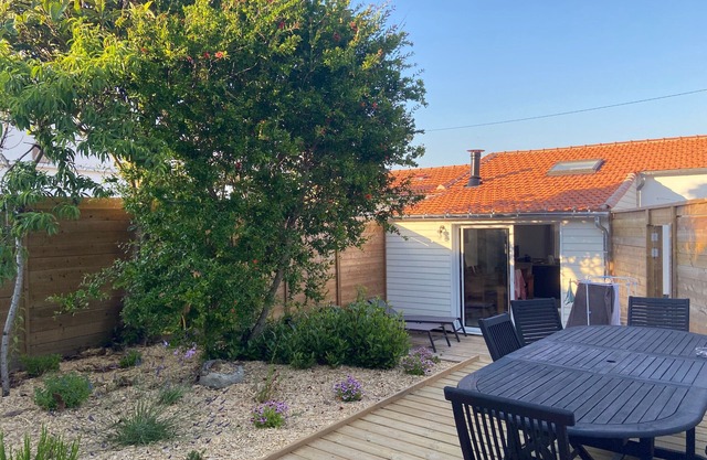 Maison Traditionnelle Rénovée, Proche Plage, Barbâtre - Terrasse, Wifi, Confort Modern