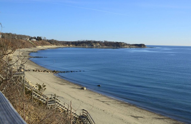 Maison de plage rénovée avec cour clôturée, climatisation, vues sur l'eau et plage de l'autre côté de la rue!