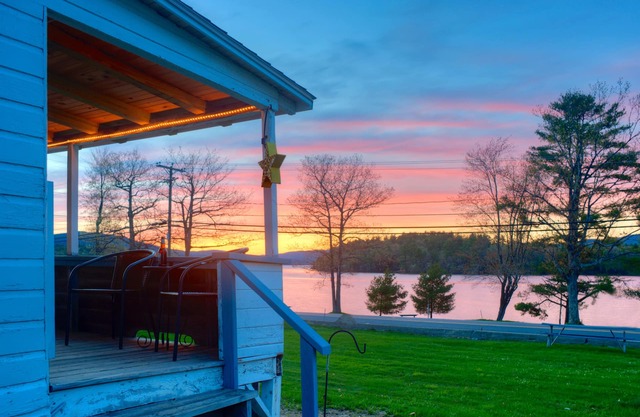 Charmante petite maison sur un lac cristallin