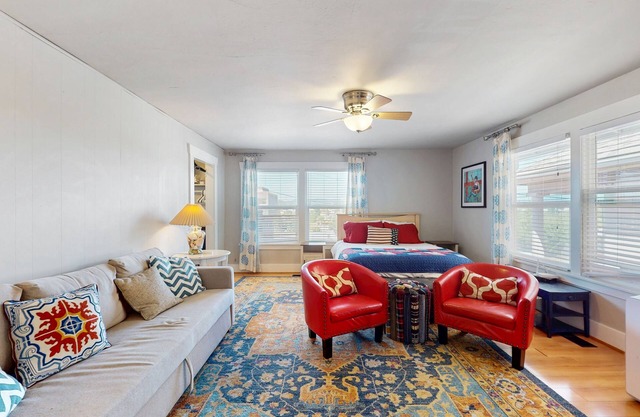 NOUVELLE LISTE! Condo rénové dans bâtiment historique près du traversier Seattle-Bremerton!