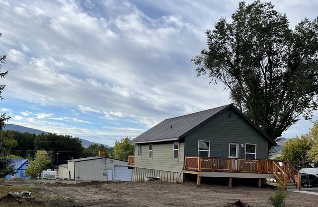 Renovated downtown mountain house, >5 min. to parks, downtown Meeker and Trails.