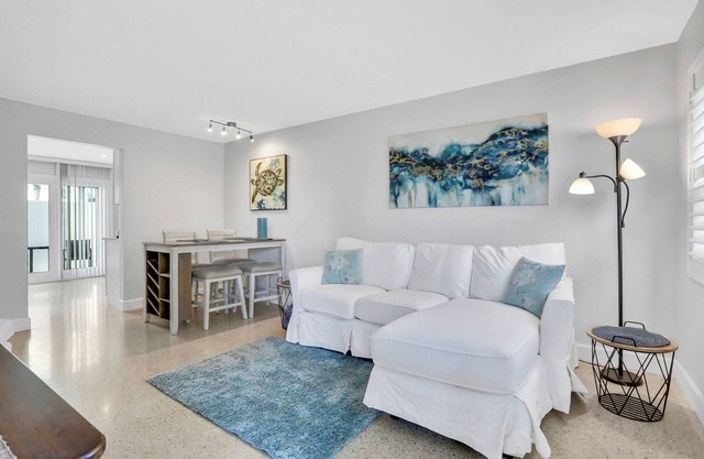 Renovated duplex near Honeymoon/Caladesi Island with patio, AC, & W/D