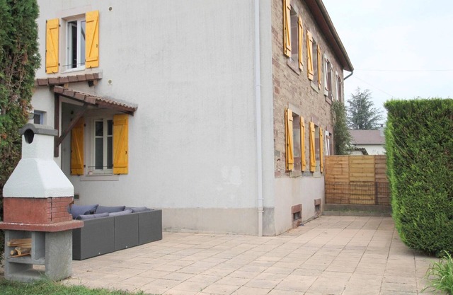 Appartement rénové avec jardin clos, barbecue et garage, proche centre-ville de Luxeuil-les-Bains