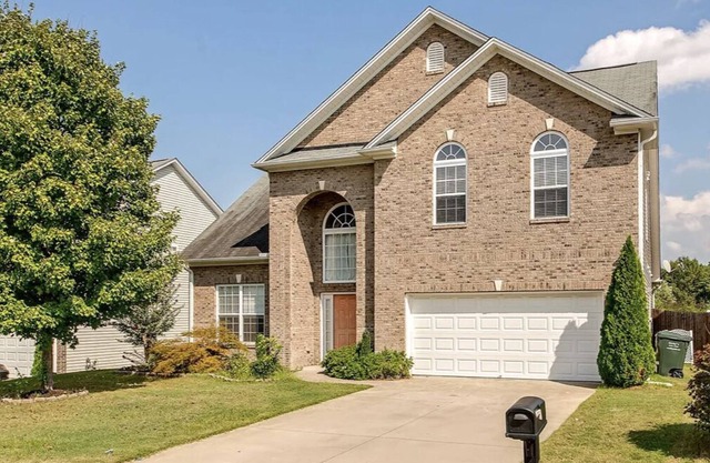 Renovated Family Home W/ Patio. 10 minutes from Downtown. Pet friendly!