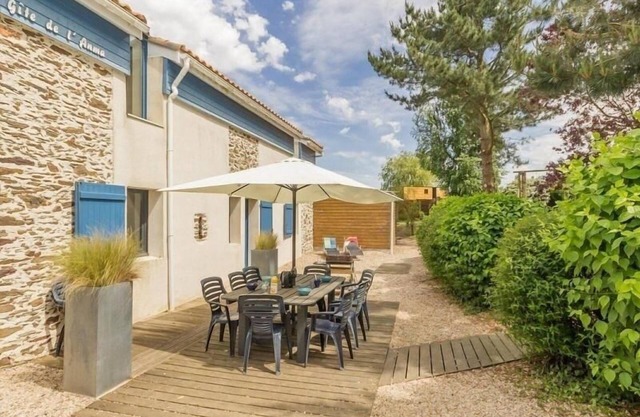 Ancien Bâtiment de Ferme Rénové entre Nantes et Pornic avec Jardin et Activités