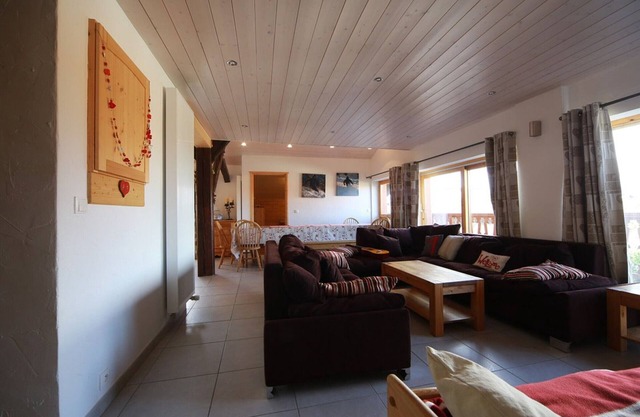 Casa Rural Renovada 6 Habitaciones para 12 Pers. Cerca de Pistas y Comodidades