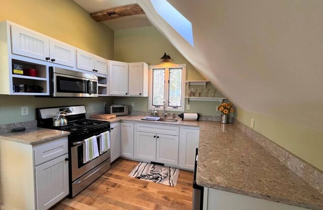 Renovated guest house. Min from Lake and Skiing.