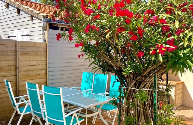 Maison rénovée près de la plage avec jardin clos et parking