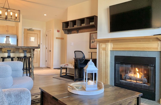 Renovated Long Trail 1BR, Steps from lifts - Hot tub, Pool, Sauna, Heated garage