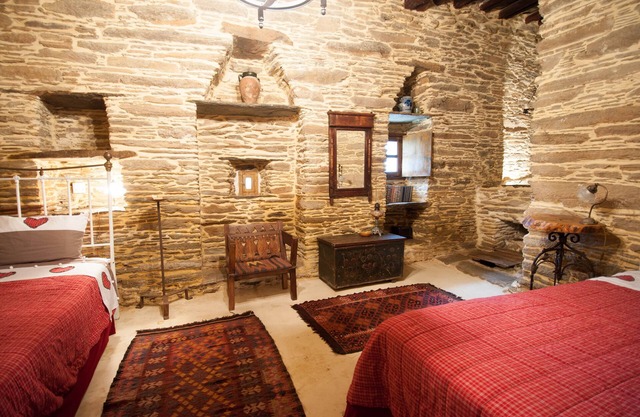 Cottage médiéval rénové de 200 m² à Andros, pouvant accueillir jusqu'à 8 personnes.