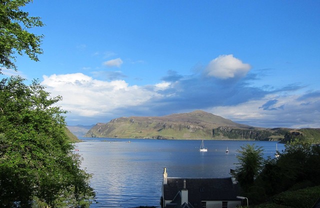 Moulin rénové donnant sur la baie de Portree, île de Skye