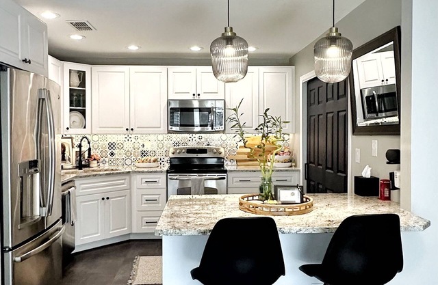 Renovated Modern 2-Bedroom Golf Course Condo Near Beaches
