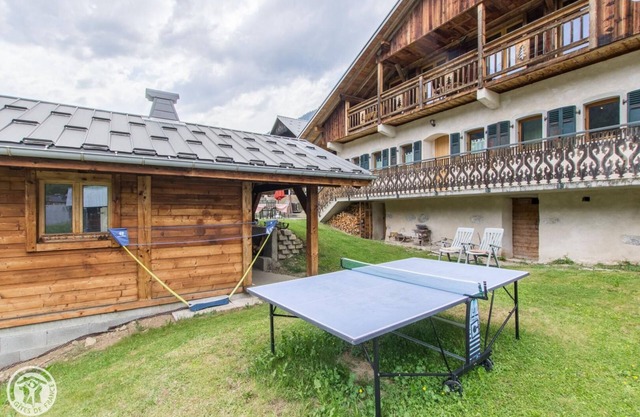Ancienne ferme rénovée, chalet au décor contraste entre charme et tradition