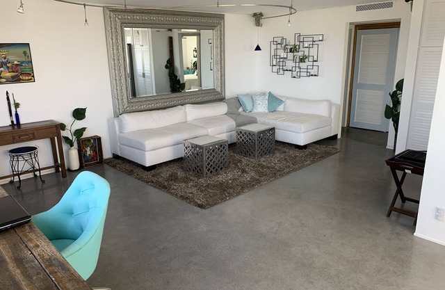 Rénové privé en bord de mer avec espace extérieur privé à quelques pas de l'eau