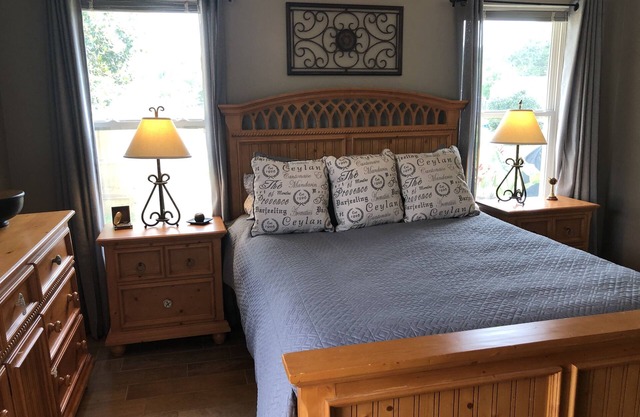 Renovated Private Unit, Patio, Private yard, Shared Pool 90 Minimum Stay