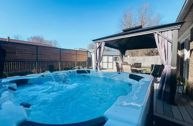 Charming 3-bedroom house with Hot Tub, AC and WiFi in brilliant Newburgh