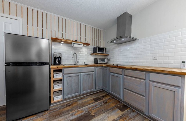 Renovated Rustic Charm!