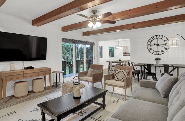 Updated, SPACIOUS Grand Park home with hot tub!!