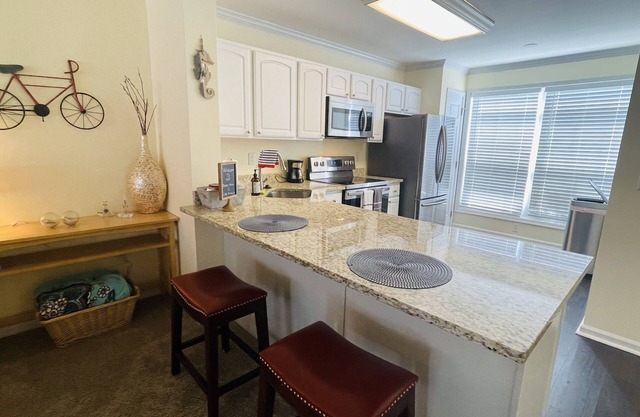 Monthly/Daily! Renovated 3/2.5, Minutes to the Beaches, Access to Biking Trails