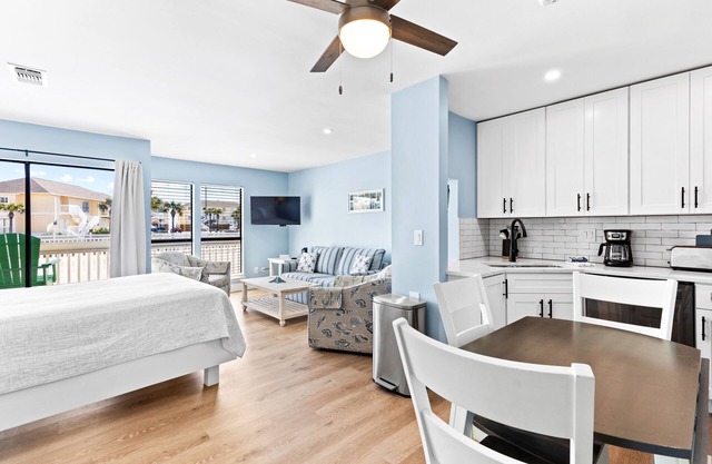 Renovated Studio condo with partial view of beach dunes-Beach Service included