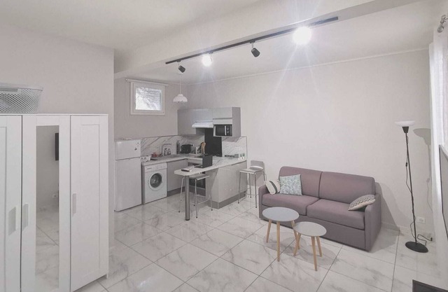 Studio rénové au centre ville (15 min de la plage)