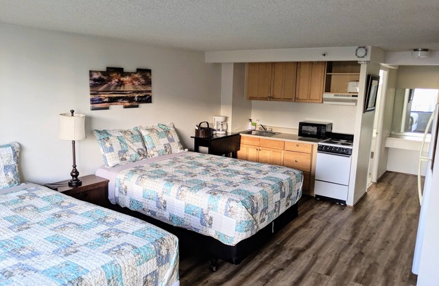 Chambre studio récemment rénovée avec deux lits queen, cuisine complète et salle de bain complète