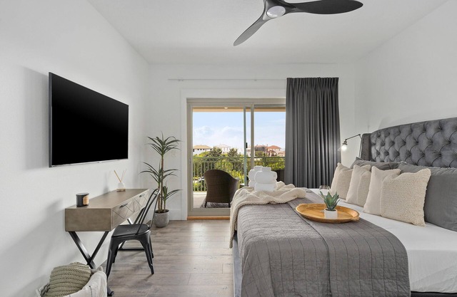 Renovated studio nestled in a pedestrian's paradise | Walk to Rosemary & Alys!