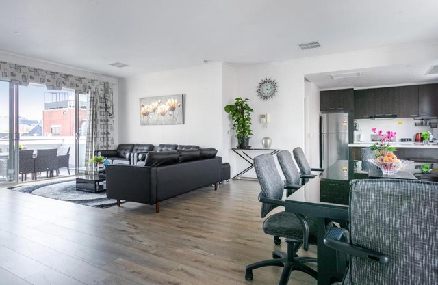 Renovated - super spacious - walk to CBD