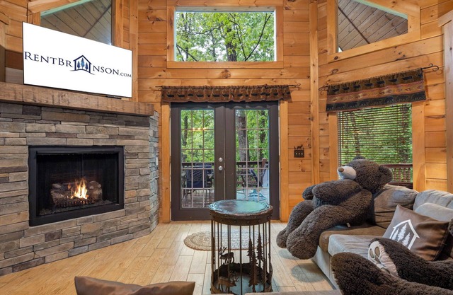 Incroyable cabane en bois rond, niché dans les bois, piscine disponible, bain à remous près de Big Cedar - Three Bear Lodge