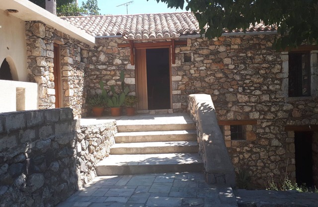 Maison grecque traditionnelle rénovée, vue sur mer! Plages à proximités!
