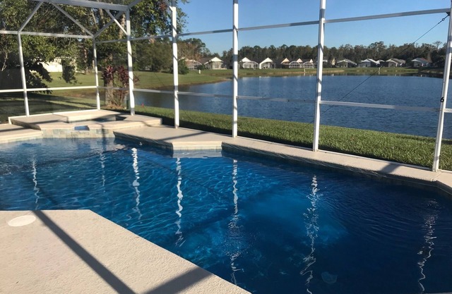 Récemment rénové en 2018 Waterfront 4 Bed / 2Bath Home 12Min. chez Disney & Shops