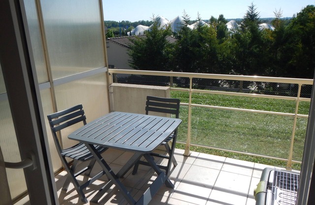 Location meublé à 800 m des thermes et 100 m des Antilles de JONZAC