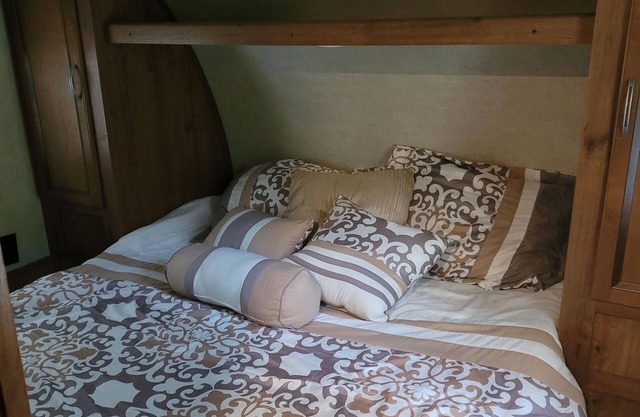Rent thus wonderful HUGE camper with OUTDOOR KITCHEN!