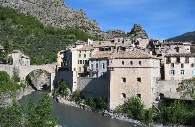 Location dans résidence (ancienne bergerie) avec piscine et tennis