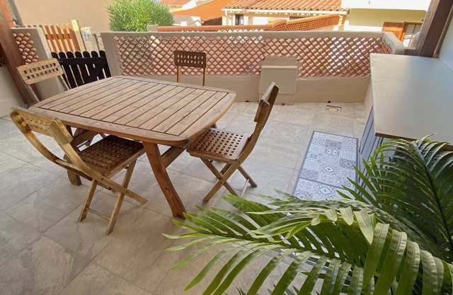 Rental in small condominium by the sea Agosta plage