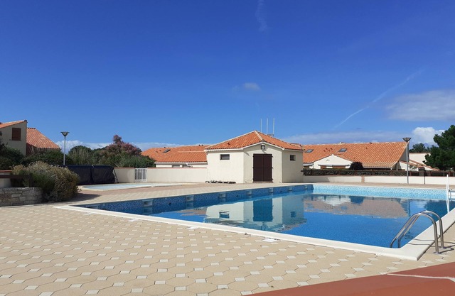 Rental with heated swimming pool 800m from the sea