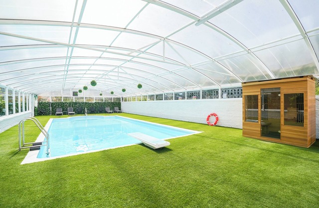 Luxury spa party home - pool, hottub, bar, sauna