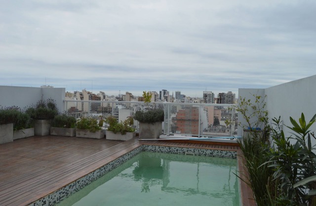 RentUp-Mono moderno con balcón y piscina