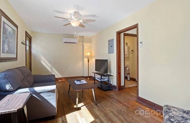 Reopened since Helene 🩵 Spacious 2-bedroom suite in the center of Hot Springs